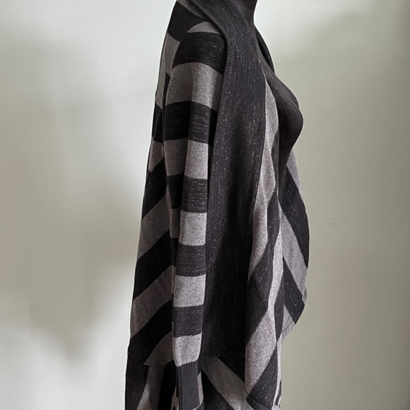 BCBGeneration Black/Gray Contrast Open Front Striped Asymmetrical Cardigan M/L - Picture 3 of 9